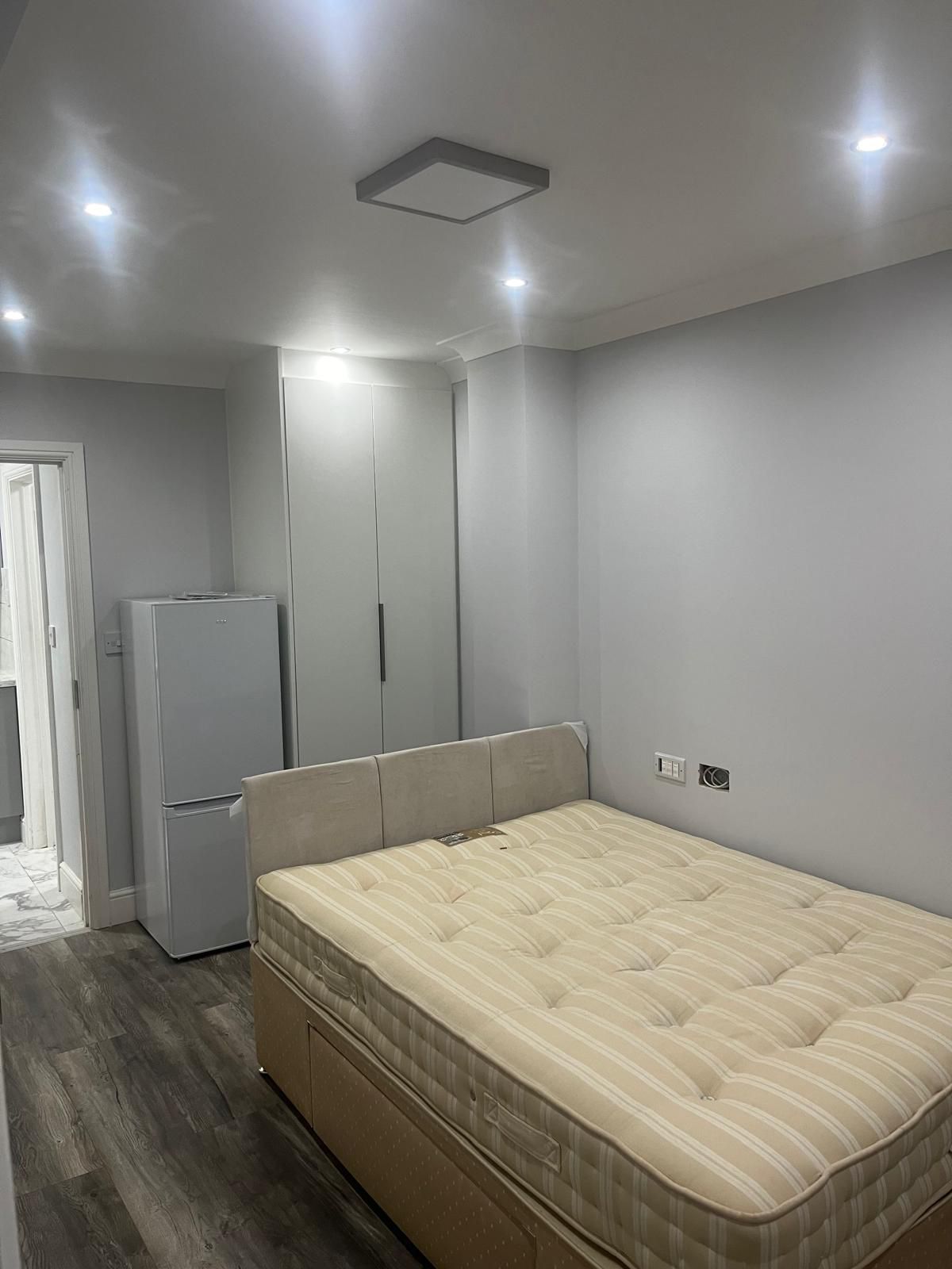 Flat Laughton Road in Greater London
