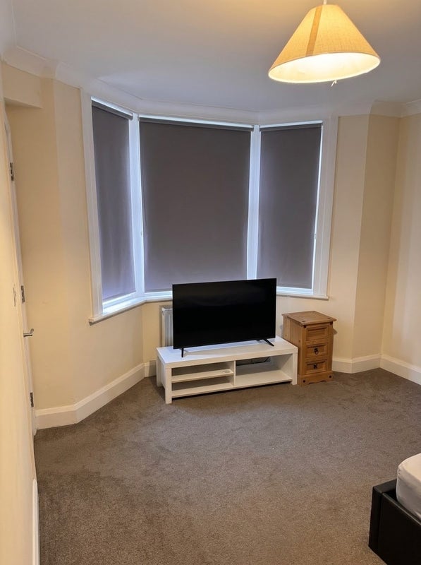 Room Commercial Way in Greater London
