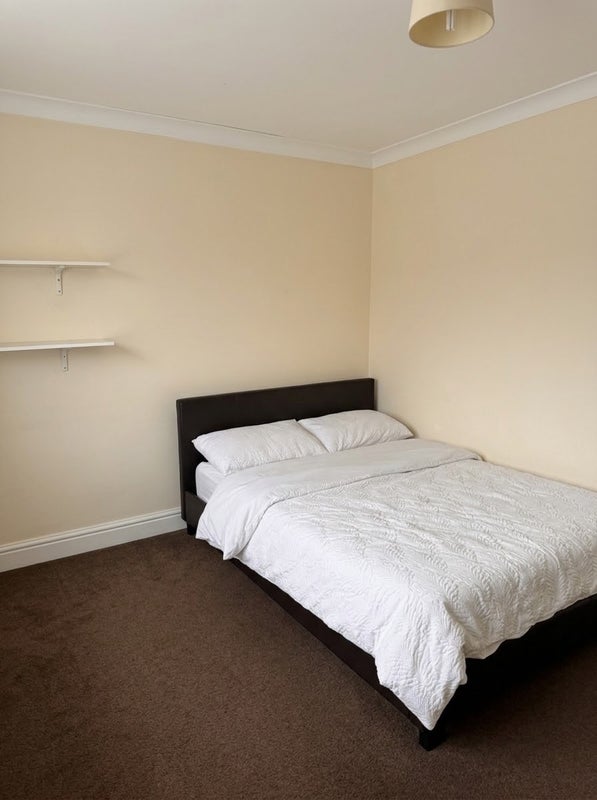 Room Commercial Way in Greater London