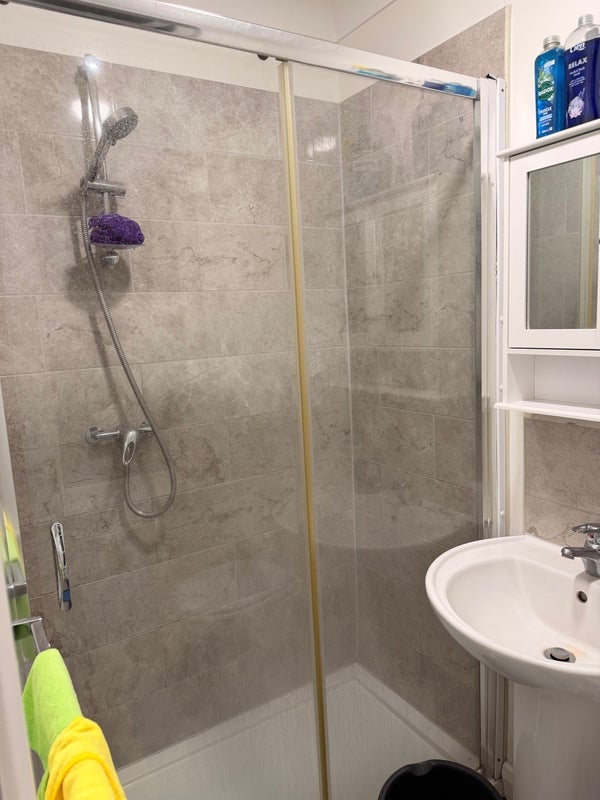 Room Commercial Way in Greater London