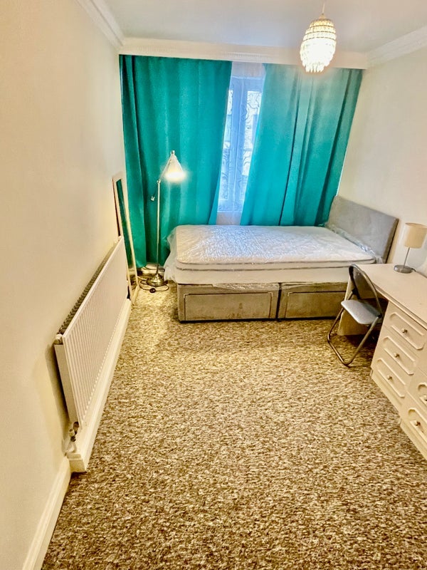Room Hawkstone Road in Greater London