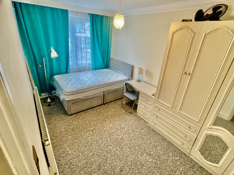 Room Hawkstone Road in Greater London