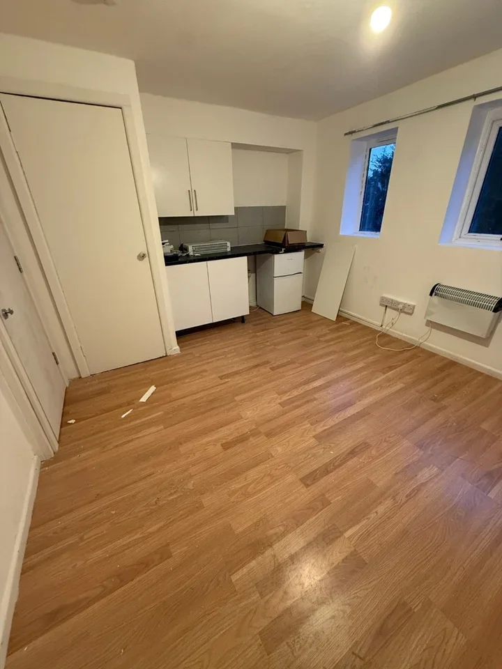 Flat Dobbin Close in Greater London
