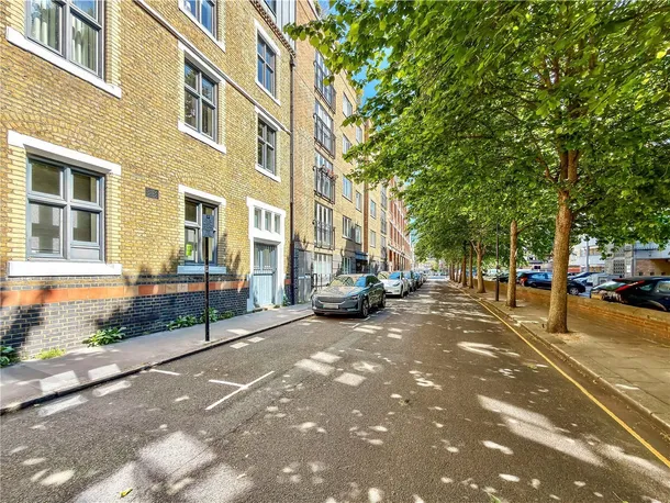 Flat Banner Street in Greater London