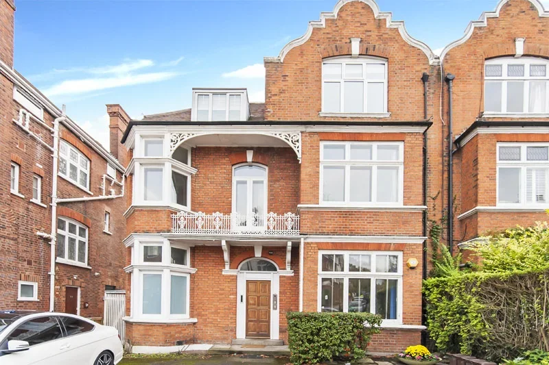 Flat Fawley Road in London