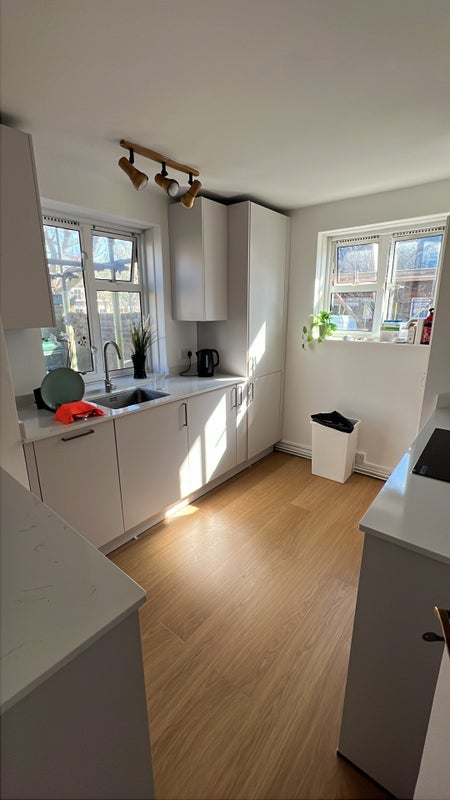 Room Carlton Road in Greater London