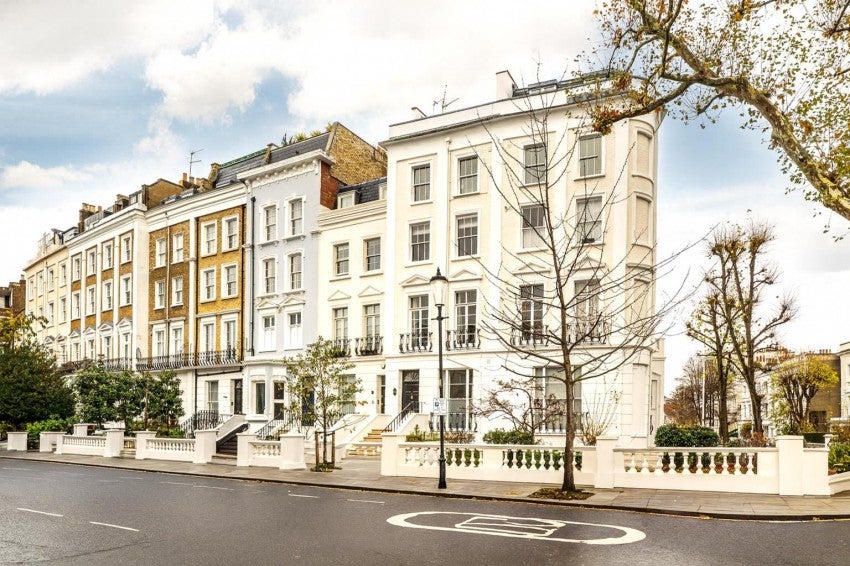 Flat Chepstow Crescent in Greater London