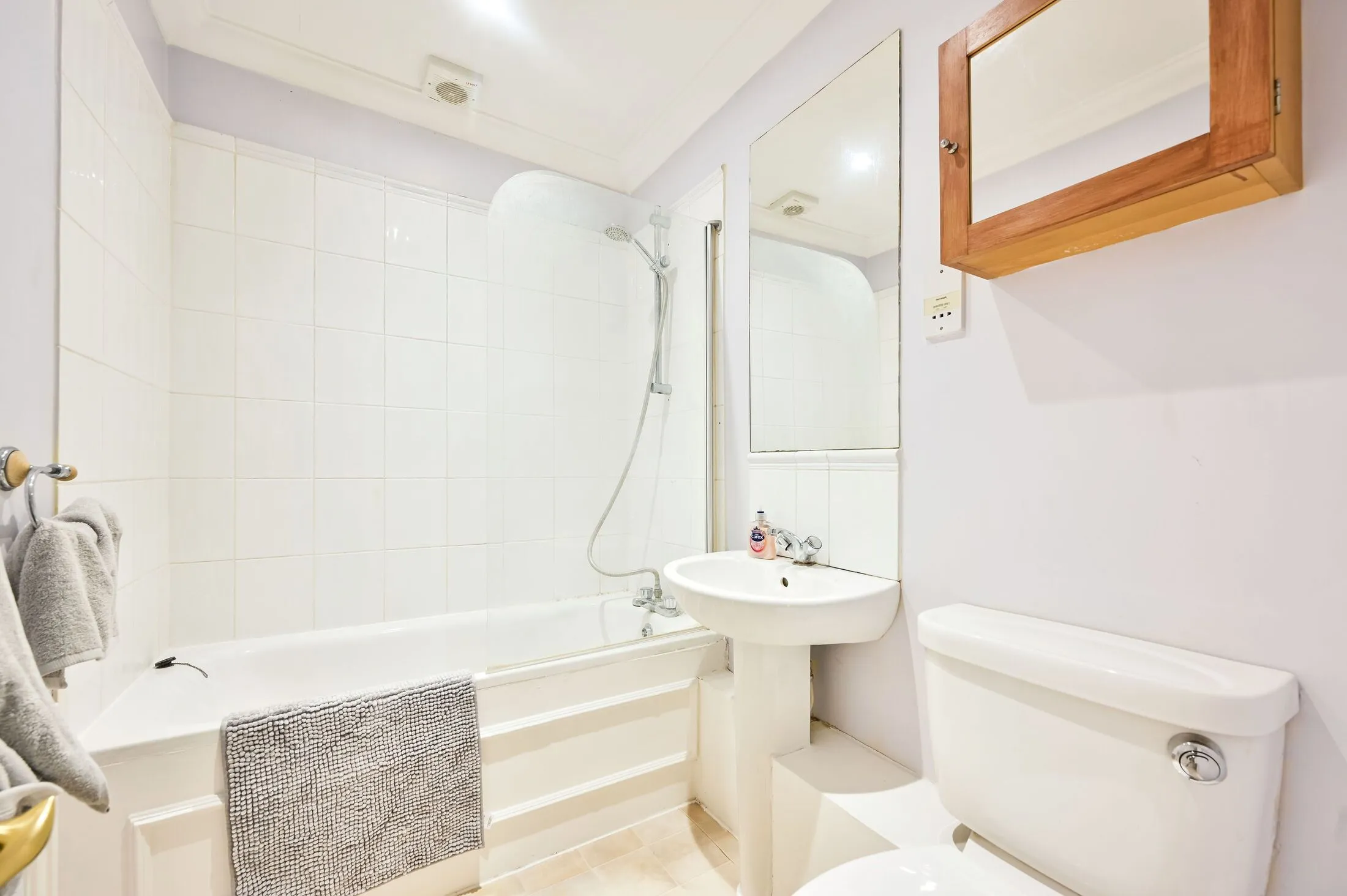 Flat Ifield Road in Greater London