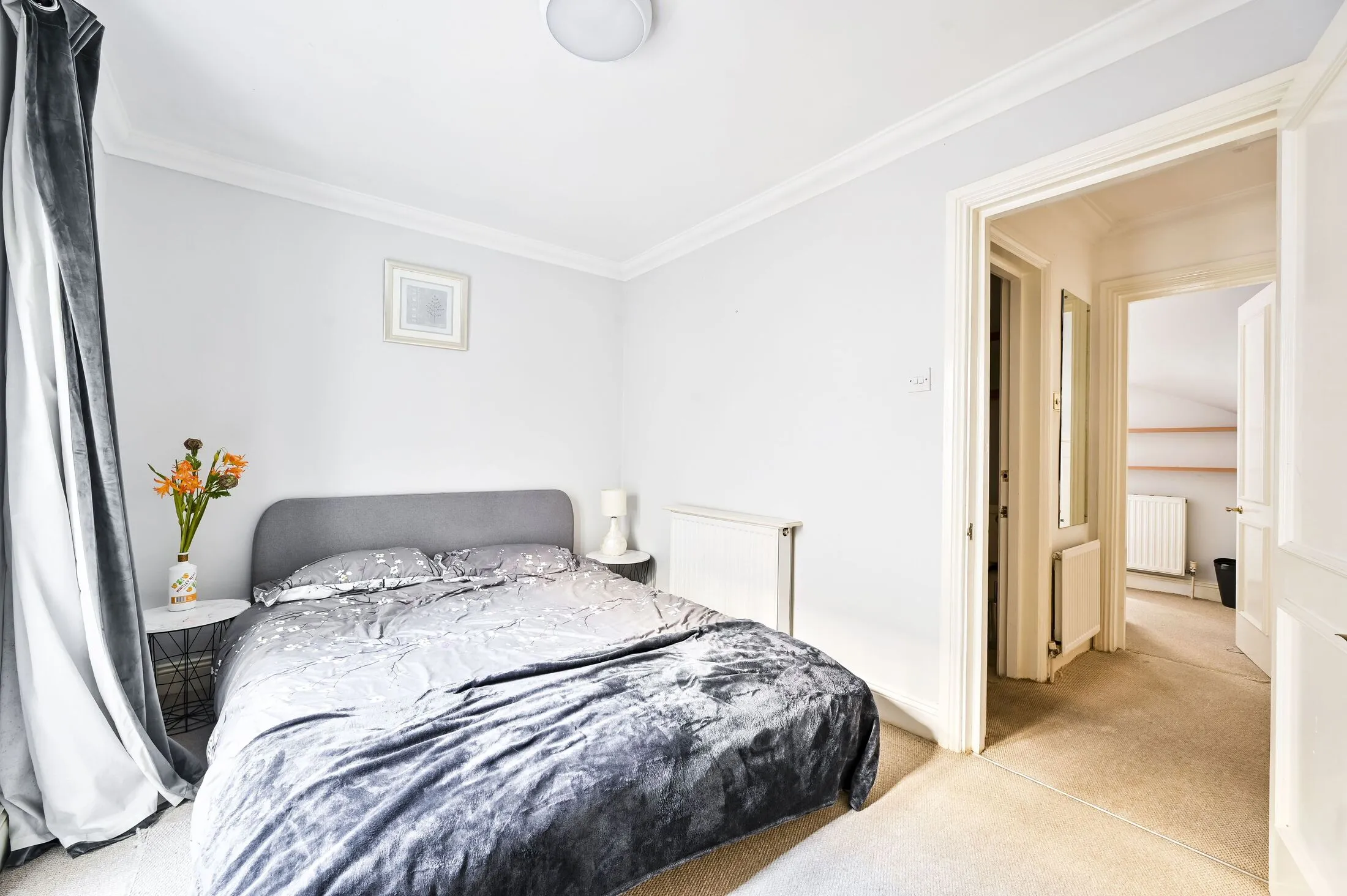 Flat Ifield Road in Greater London