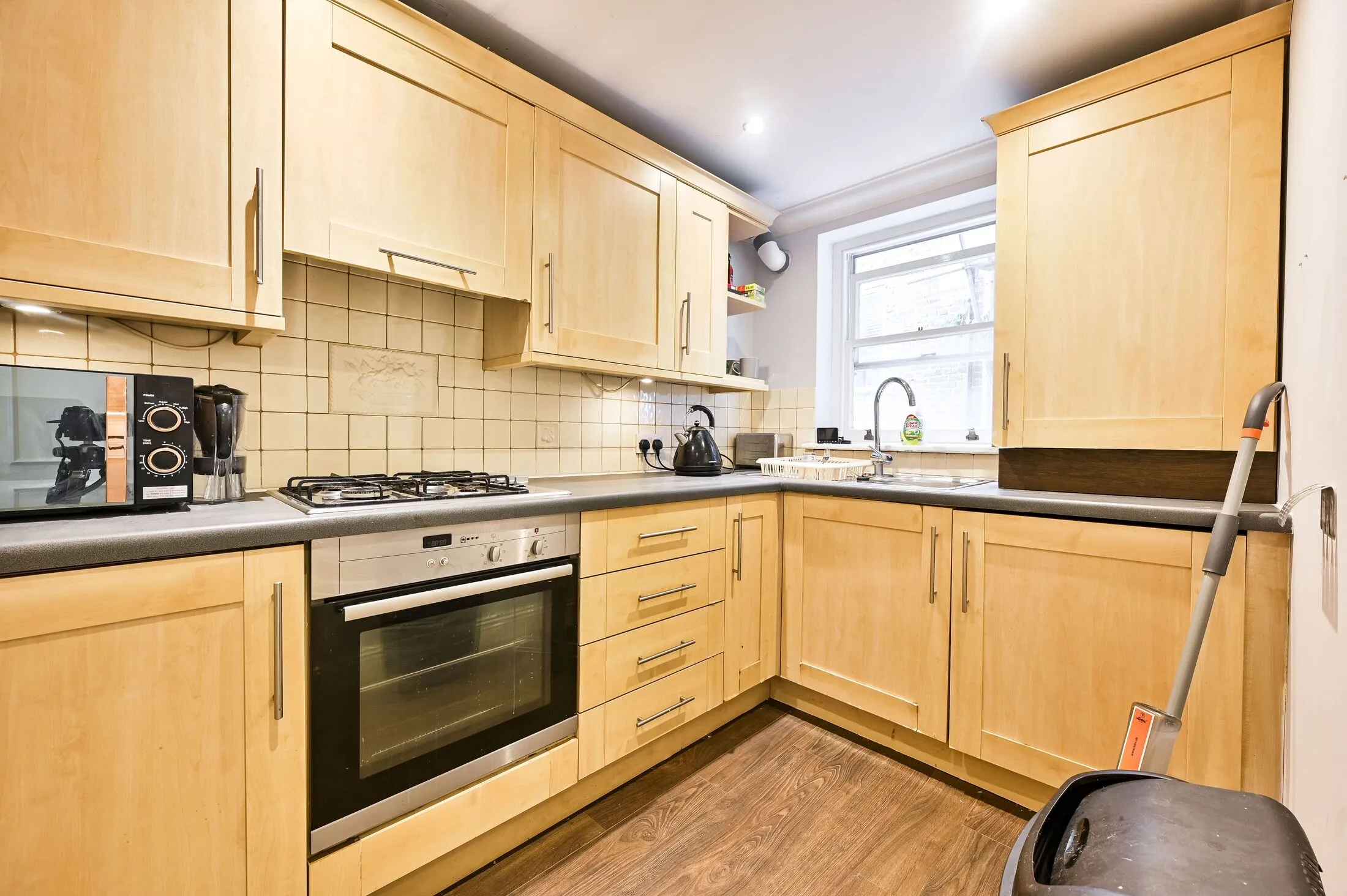 Flat Ifield Road in Greater London