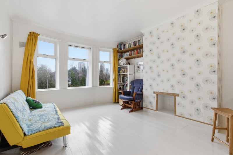 Room Kirkton Avenue in Glasgow