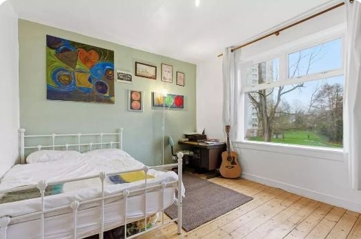Room Kirkton Avenue in Glasgow