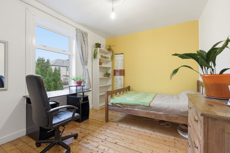 Room Kirkton Avenue in Glasgow