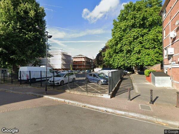 Flat Canada Estate in Greater London