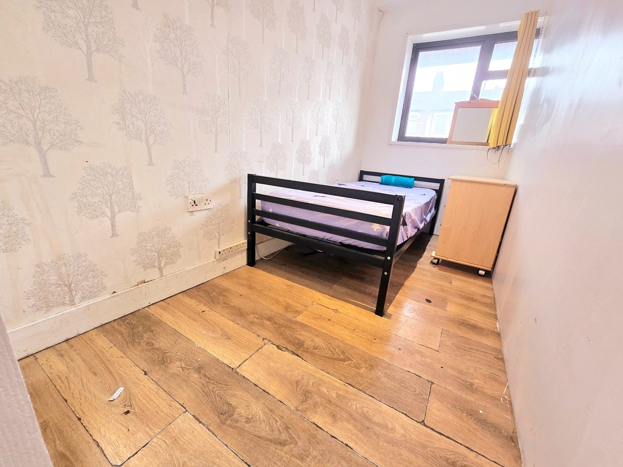Room Barking Road in Greater London