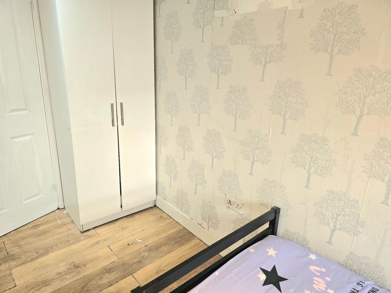 Room Barking Road in Greater London