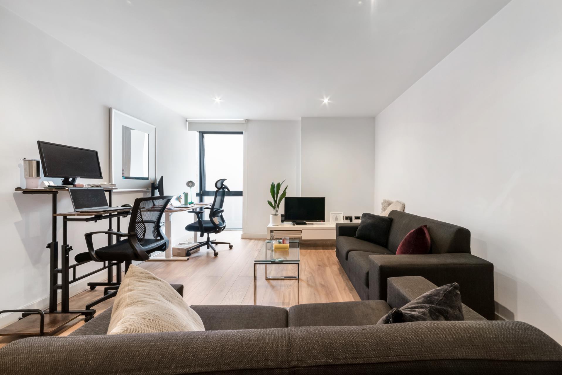 Flat Alie Street in Greater London