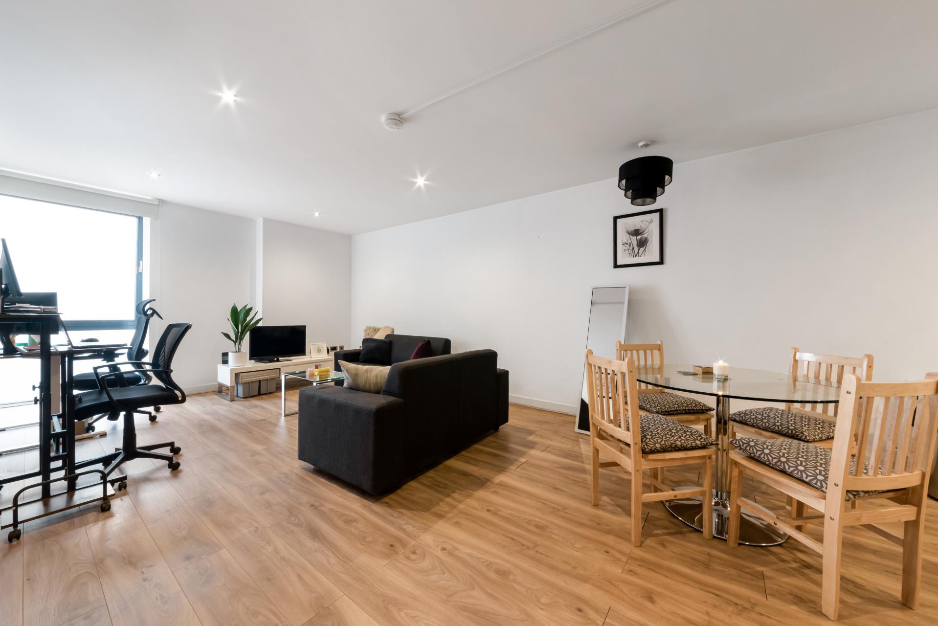 Flat Alie Street in Greater London