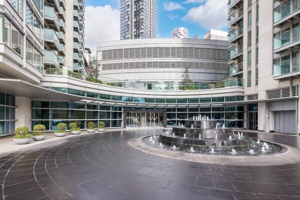 Flat Pan Peninsula Square in Greater London