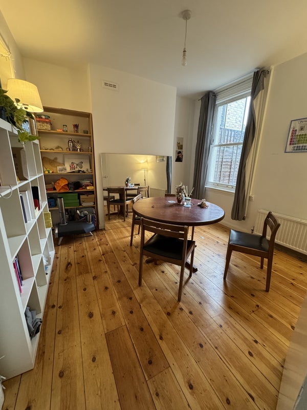 Room Leatherdale Street in Greater London