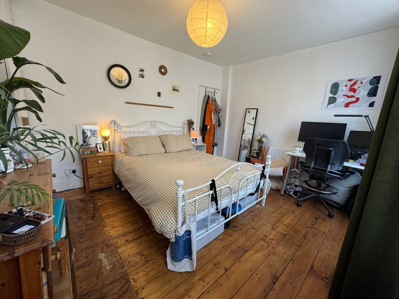 Room Leatherdale Street in Greater London