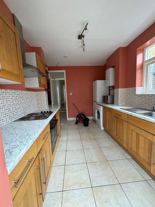 Room Leatherdale Street in Greater London