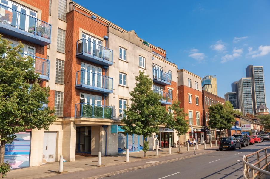 Flat Goldsworth Road in Woking
