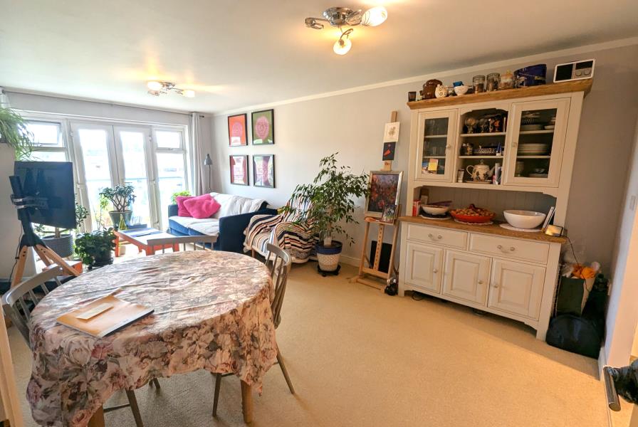 Flat Goldsworth Road in Woking