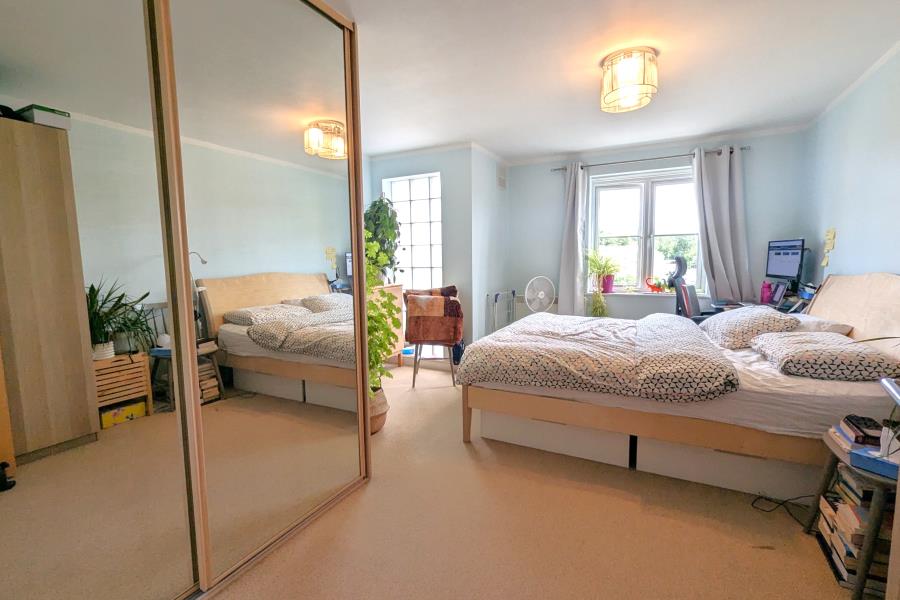 Flat Goldsworth Road in Woking