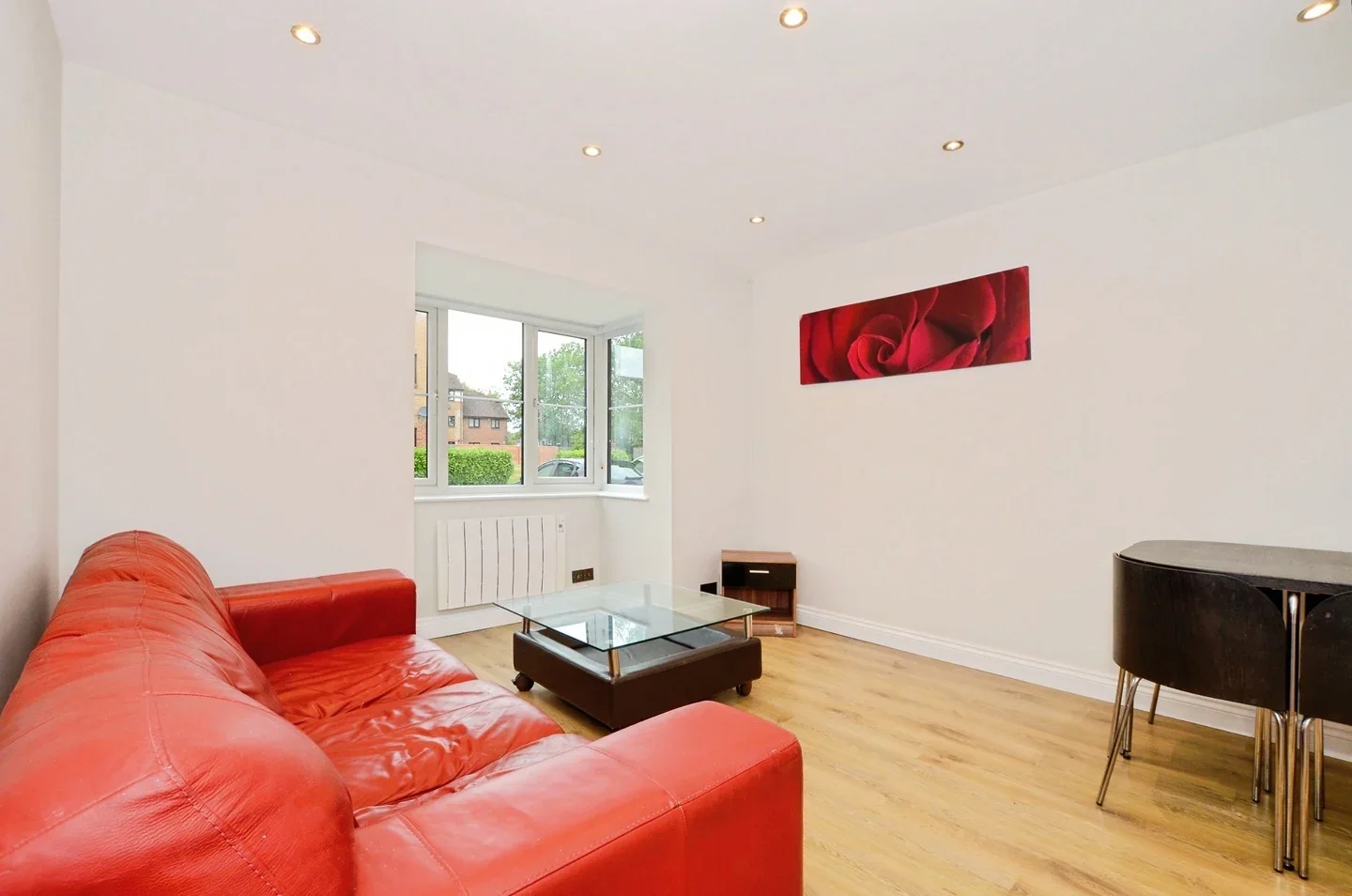 Flat Conifer Way in Greater London