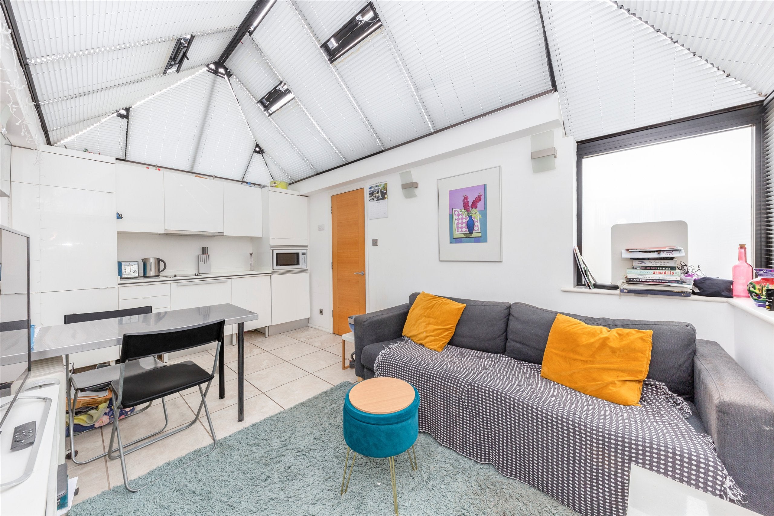 Flat Denmark Road in Greater London