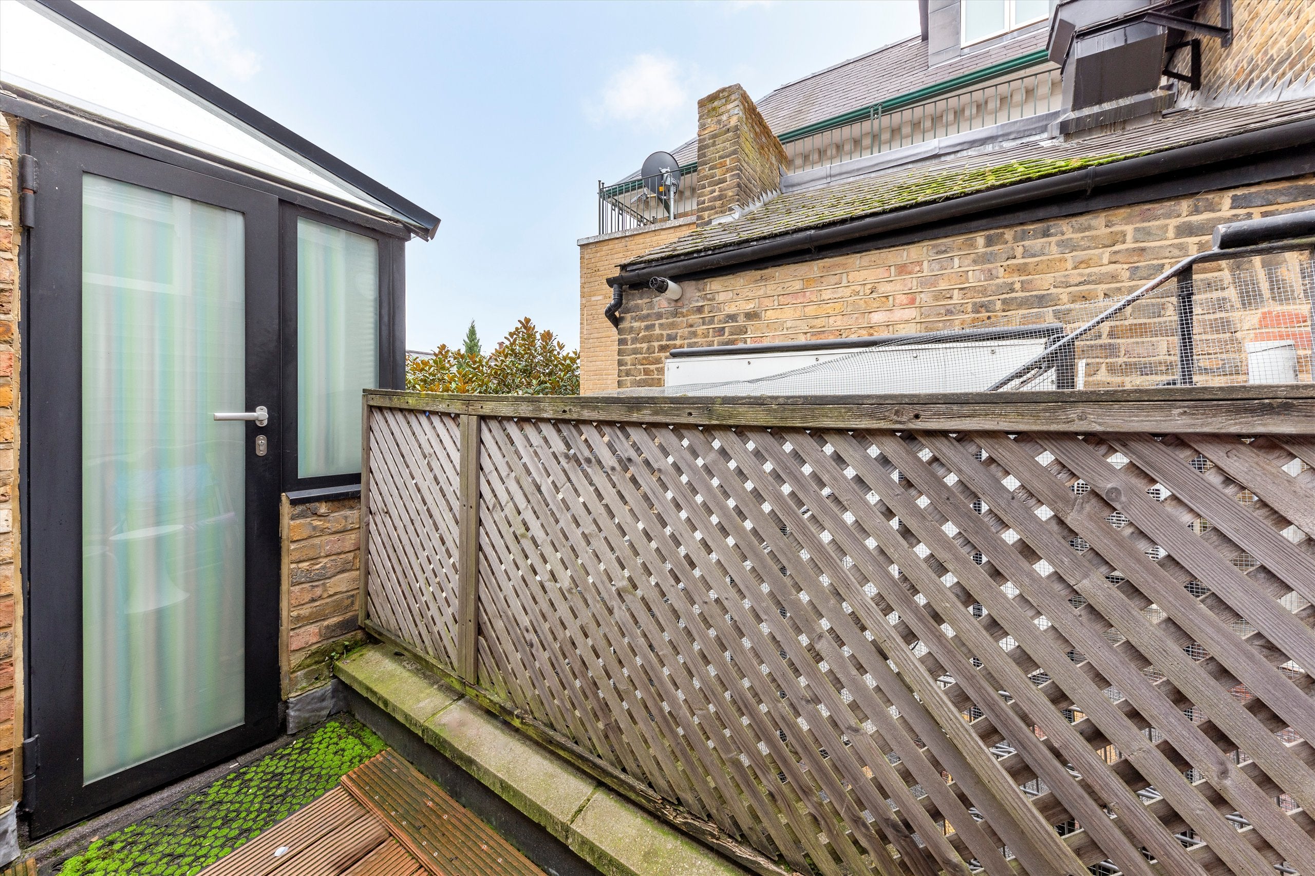Flat Denmark Road in Greater London