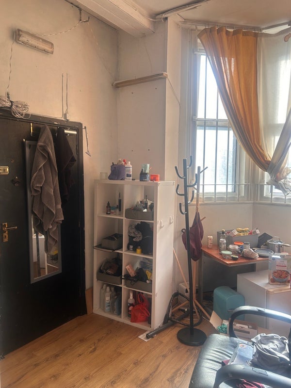 Room High Road in Greater London