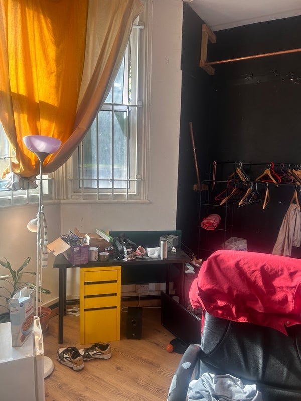 Room High Road in Greater London