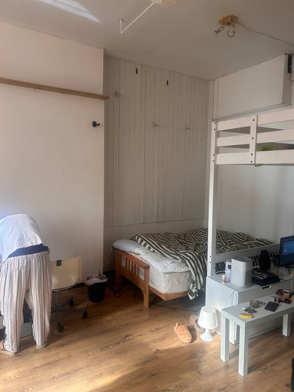Room High Road in Greater London