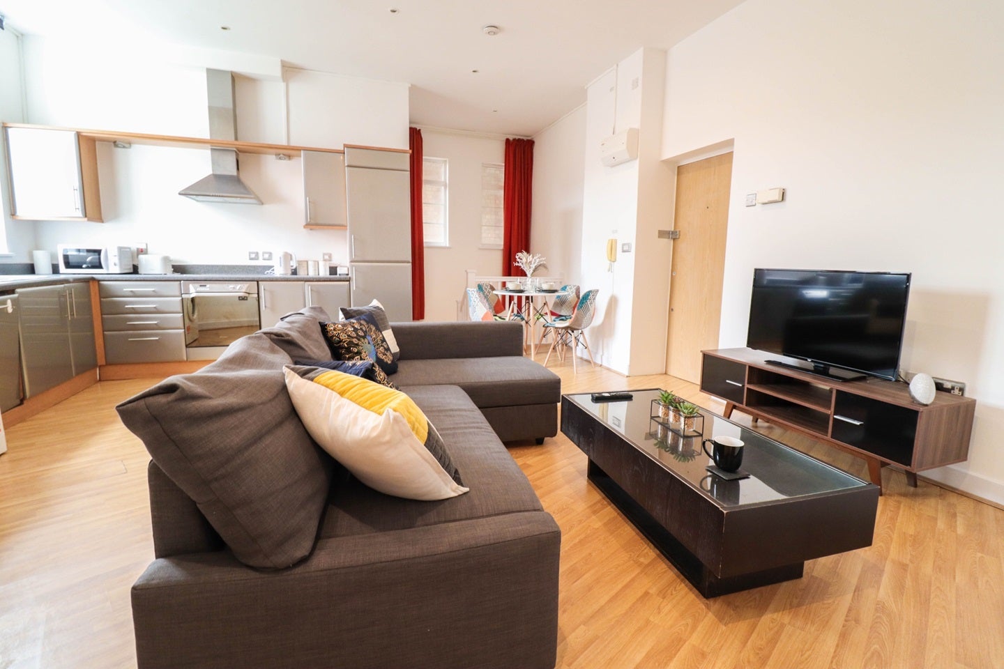 Flat Denmark Road in Greater London