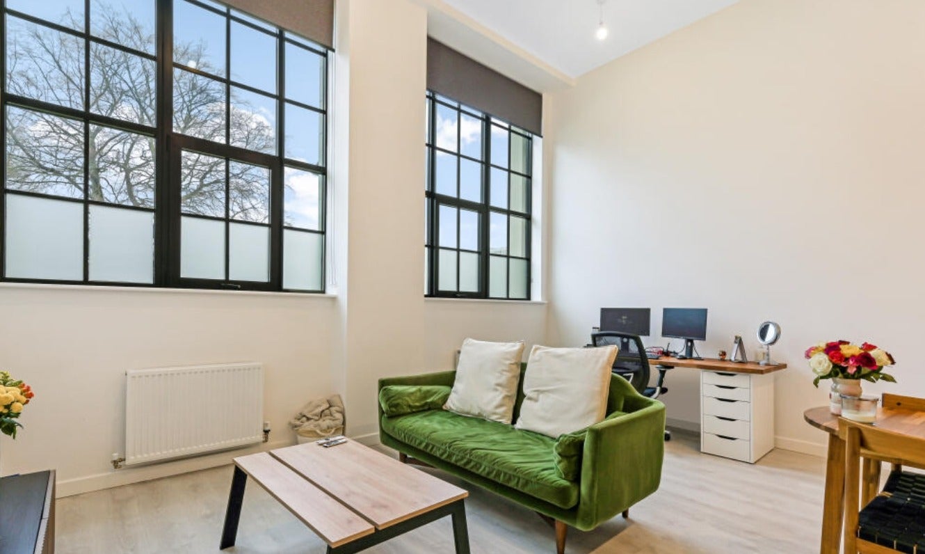 Flat Carnation Gardens in London