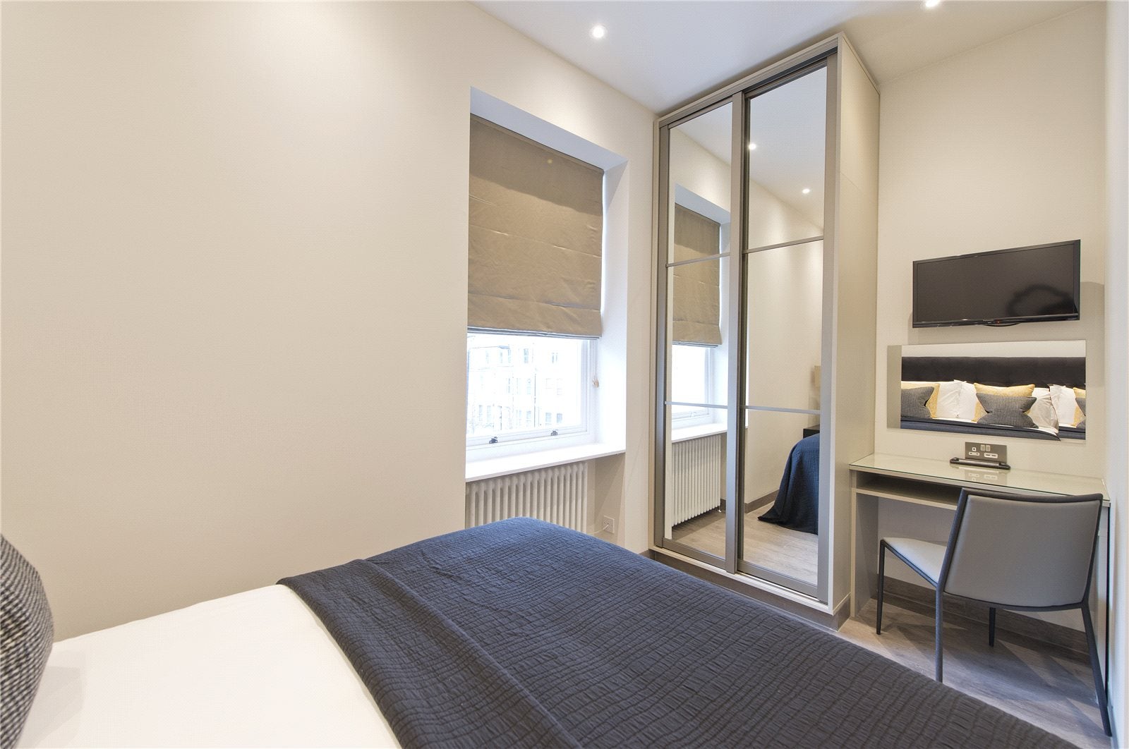 Flat Penywern Road in Greater London