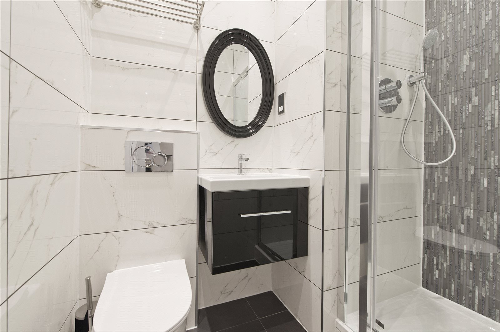 Flat Penywern Road in Greater London