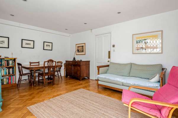 Flat Hemingford Road in Greater London