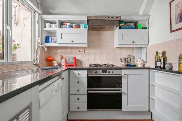 Flat Hemingford Road in Greater London