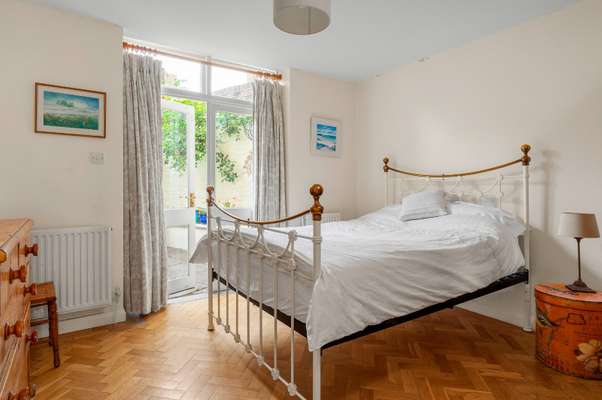 Flat Hemingford Road in Greater London
