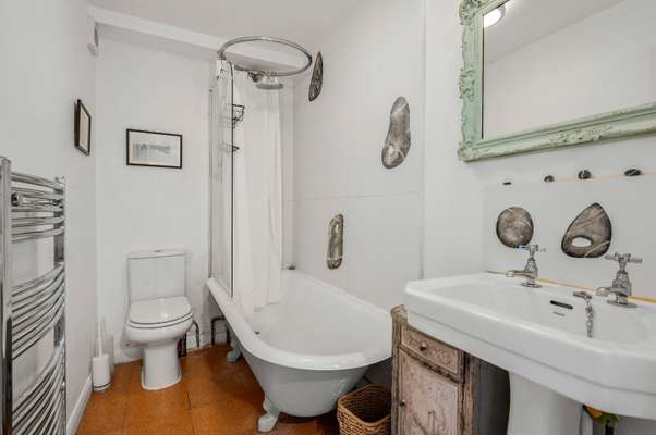 Flat Hemingford Road in Greater London