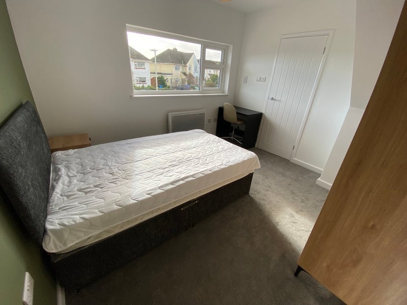 Room Kimmeridge Avenue in Poole