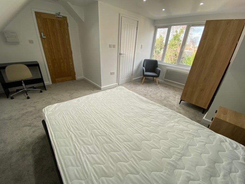 Room Kimmeridge Avenue in Poole