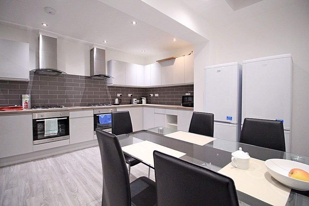 Room Tennyson Road in Greater London