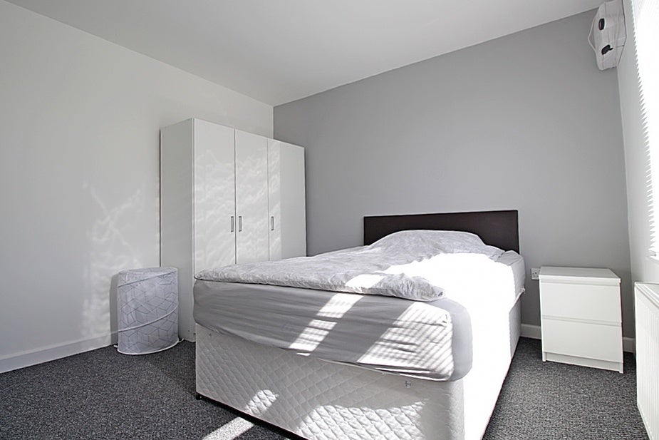 Room Tennyson Road in Greater London