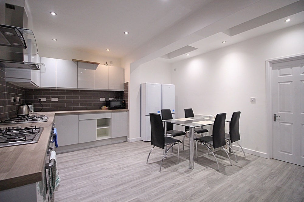 Room Tennyson Road in Greater London