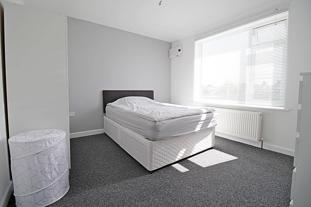 Room Tennyson Road in Greater London