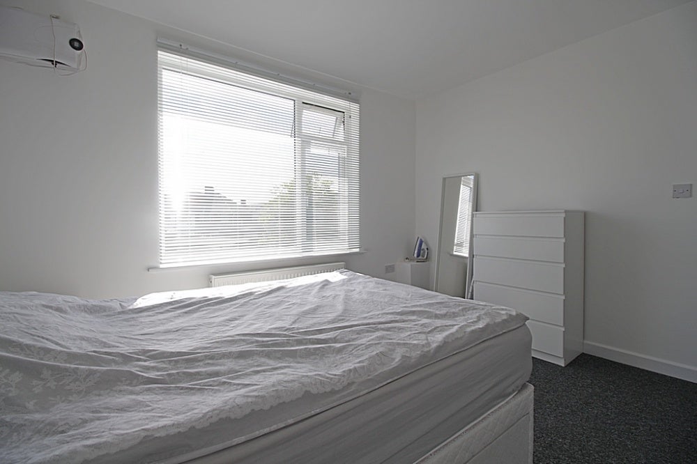 Room Tennyson Road in Greater London